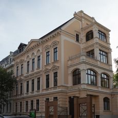 Mietshaus, nach links in geschlossener Bebauung, mit Einfahrt und Vorgarten Augustastraße 35