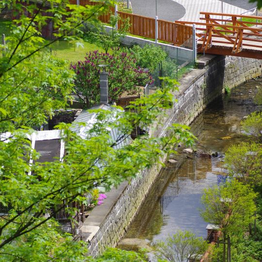 Lávka přes Stříbrný potok v Kraslicích u městského úřadu