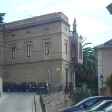 Habitatge amb tribuna a la travessia Portal Nou