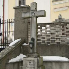 Kříž před kostelem sv. Bartoloměje v Dušejově
