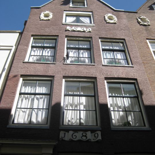 Pand met gevel vormt groep met nr 11