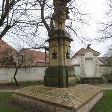 Socha kojící Panny Marie v zámeckém parku v Benátkách nad Jizerou