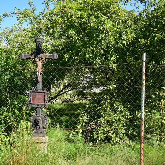 Kříž v Psárově v zahradě u křižovatky