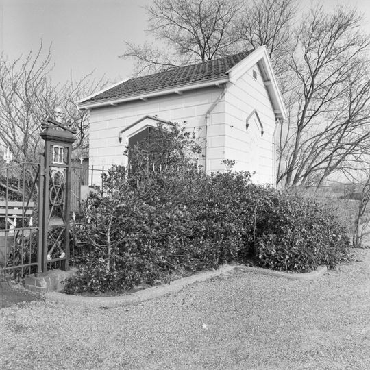 Begraafplaats: baarhuisje aan de zuidzijde