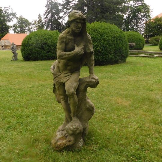 Socha Herakla v zámeckém parku ve Valči