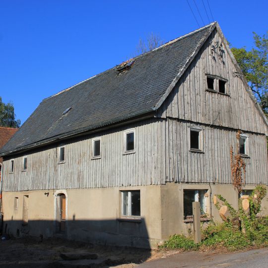 Wohnstallhaus und Seitengebäude eines Dreiseithofes Dorfweg 8
