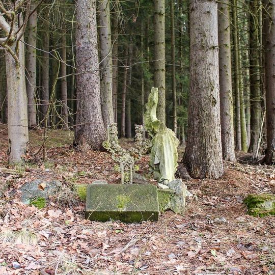 Kříž u Rovenska na okraji lesa