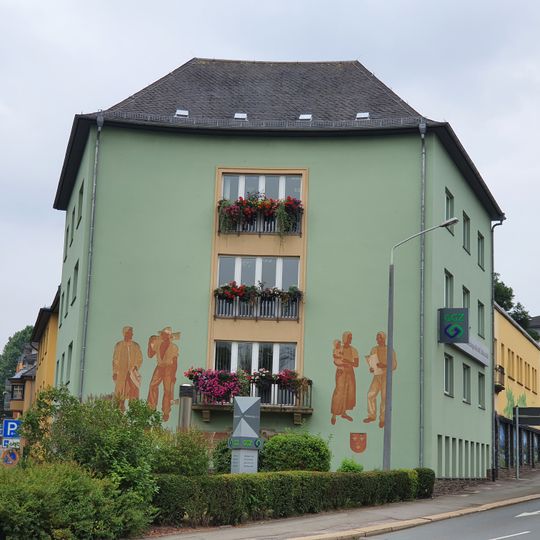 Verwaltungsgebäude mit kleiner, vorgelagerter Grünanlage in Ecklage Parkstraße 4