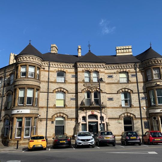 Queen Hotel  Queen Hotel And The Queens Public House