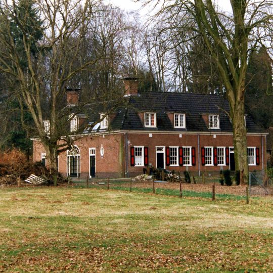 Rhederoord: koetshuis met dienstwoningen