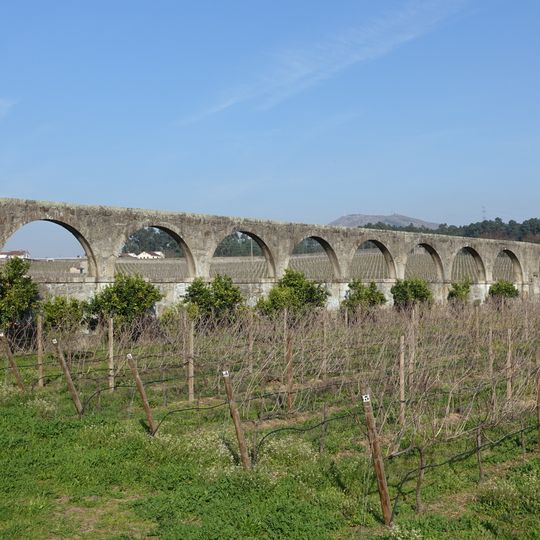 Sequeiro e Eira bem como estruturas hidráulicas em pedra, designadamente minas, aqueduto subterrâneo e aéreo, tanque e levadas, existentes na Quinta do Mosteiro de Rendufe