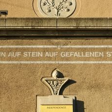 Stein auf Stein auf gefallenen Stein