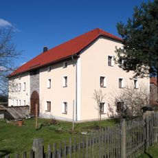 Einzeldenkmale o. g. Sachgesamtheit: Westliches Stallgebäude (Bau rechts der Hofeinfahrt), südliches Stallgebäude, vorderer Teil Nr. 4 als Wohnhaus ausgebaut und ein Steintrog (siehe auch Sachgesamtheitsdokument - obj 09304290, gleiche Anschrift)