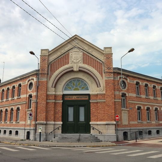 Schwimmschule mit öffentlichem Bad und Waschhaus