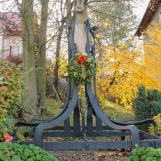 Kříž v Bouzově vedle hlavní cesty