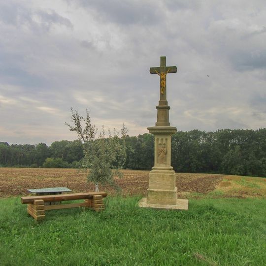 Kříž u Choliny vedle polní cesty