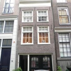 Pand met gevel onder rechte lijst