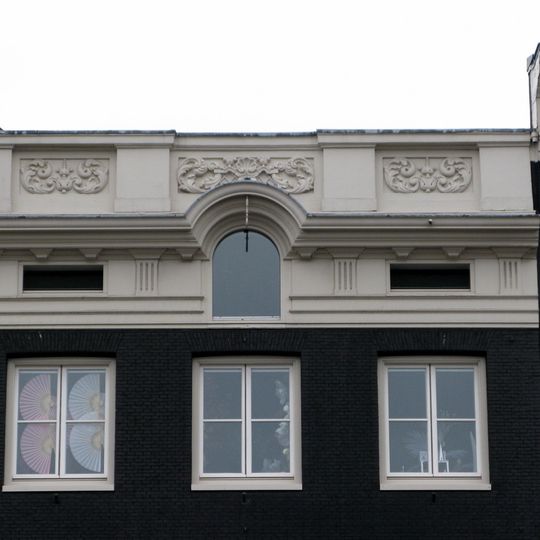 Pand met gevel onder loos houten bovendeel en gezamenlijke lijst met nr 16