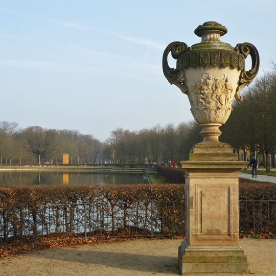 Brühl-Vasen am Palaisteich