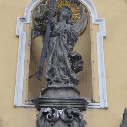 Socha Ježíše Krista na průčelí kostela svaté Rodiny v Havlíčkově Brodě