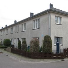 Woningen in rationalistische stijl, gebouwd met voor die tijd nieuw systeem met betonblokken