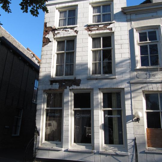 Huis met gepleisterde lijstgevel