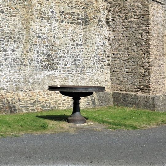 Kovová plastika-mísa u hradeb hradu Klenová