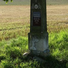 Pomník jihovýchodně od Bohů