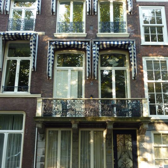 Pand met gevel met kroonlijst op gesneden consoles