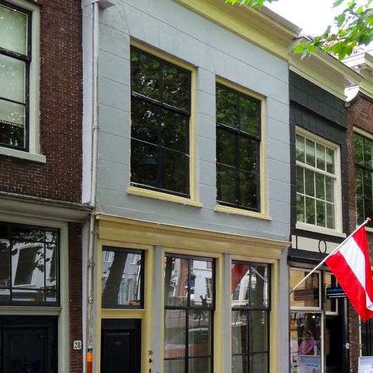 Pand met gepleisterde lijstgevel voor huis met schilddak. Empire schuiframen in de verdieping