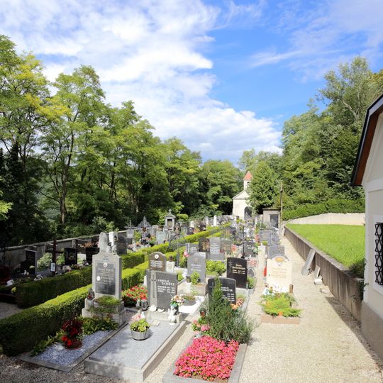 Friedhof mit Torbau und Gerätehaus