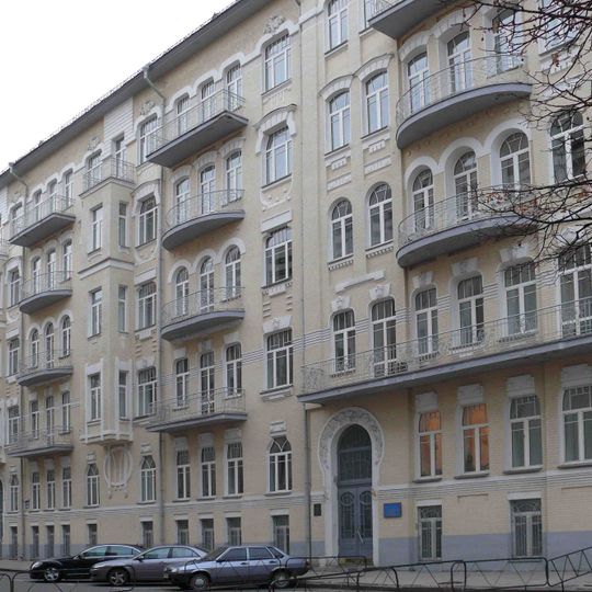 Дом с маками