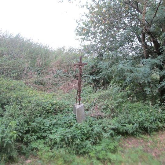 Kříž severně od Cehnic u rybníků