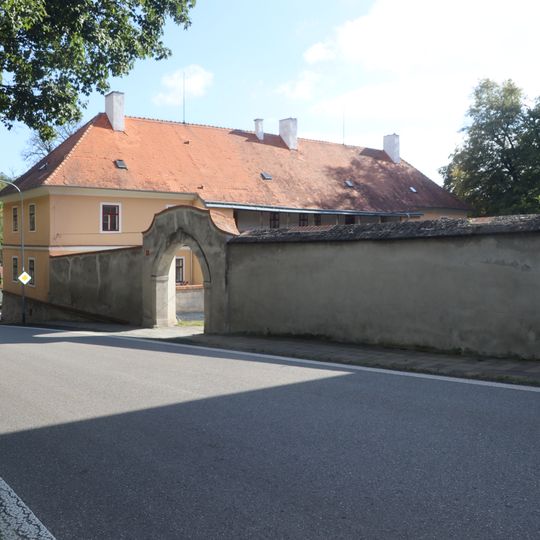 Zeď areálu manufaktury v Náměšti nad Oslavou