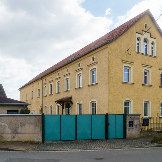Dreiseithof mit Wohnstallhaus, Seitengebäude, Scheune, Hofpflasterung und Einfriedung Bauerngasse 12