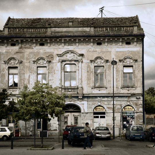 Зграда на Тргу Св. Теодора Вршачког бр. 33 у Вршцу