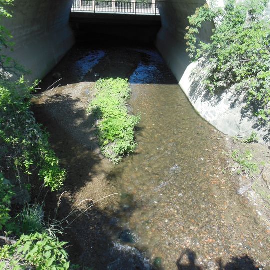 Most Riegrovy ulice přes Únětický potok v Roztokách