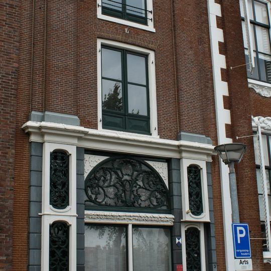 Koetshuis behorend bij Ossenmarkt 4