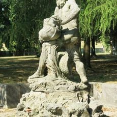 Kašna se sochou Neptuna v zámeckém parku v Sloupu