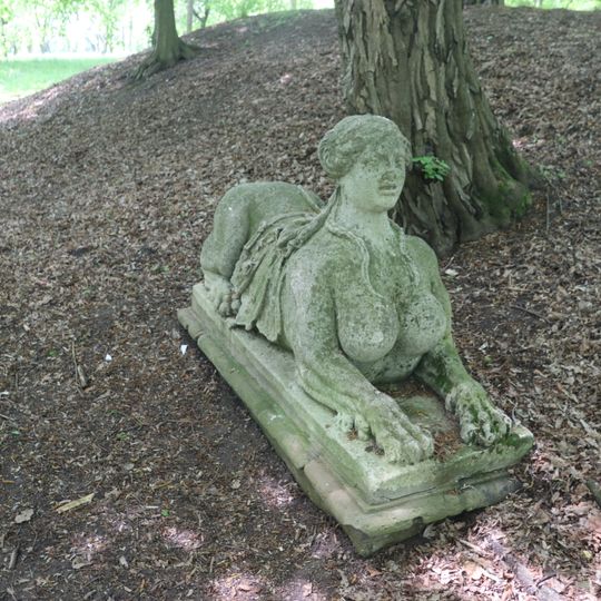 Levá socha Sfingy v zámeckém parku v Budišově