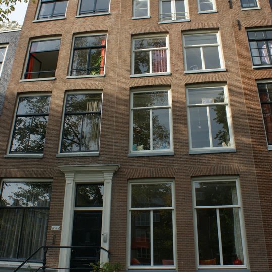 Verhoogd huis, thans met plak dak