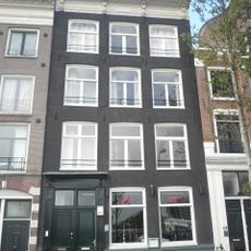 Pand met gevel onder rechte lijst met consoles