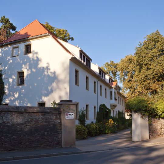 Gebäude mit Einfriedung Geschwister-Scholl-Straße 2; 4