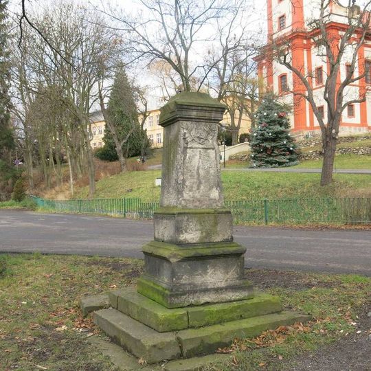 Podstavec s ulomeným křížem v Horské ulici v Horním Jiřetíně