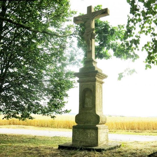 Kamenný kříž na východním okraji obce Roveň u Sobotky