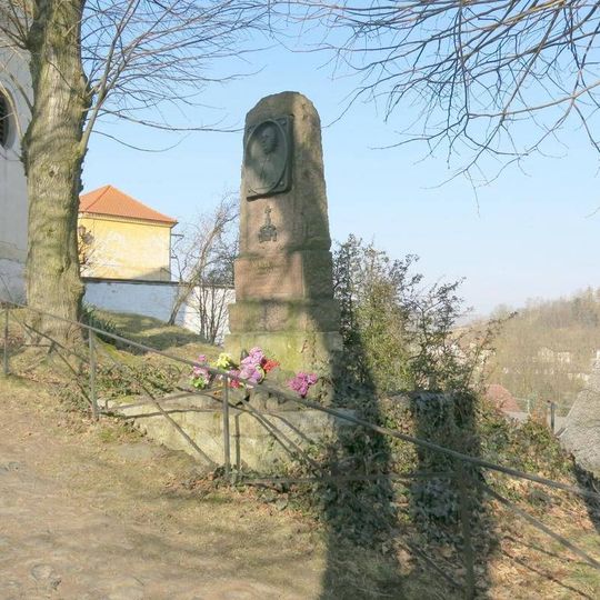 Pomník Wenzela Hocke před poutním areálem v Horní Polici