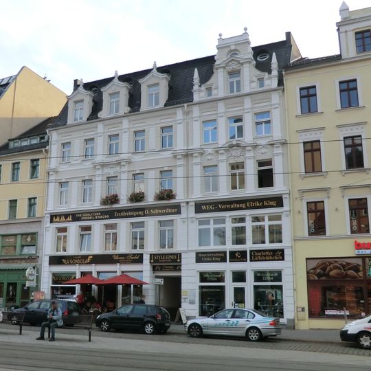 Wohn- und Geschäftshaus in geschlossener Bebauung, mit Läden Demianiplatz 19, 20