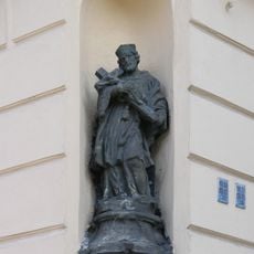 Socha svatého Jana Nepomuckého na rohu Arbesova náměstí