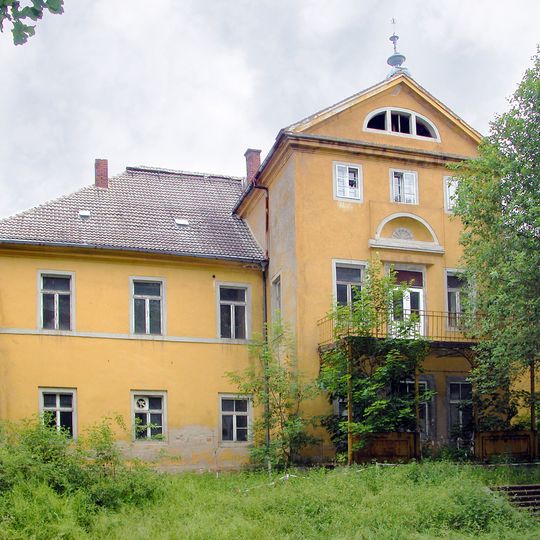 Herrenhaus mit Gutspark und Baumreihe Am Schloß 6