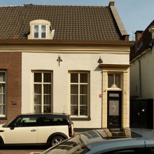 Rechter gedeelte van een woonhuis van begane-grond met hoog zadeldak tussen puntgevels